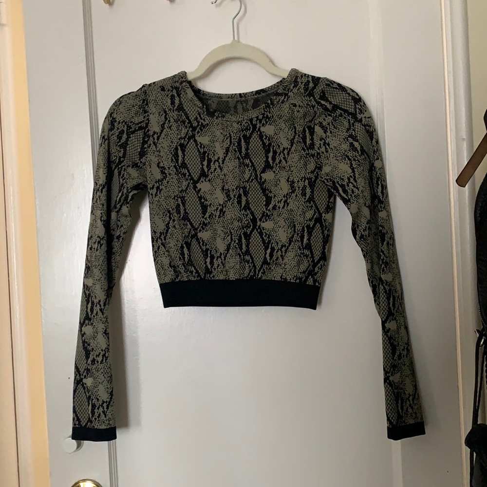 Cropped snake print active top